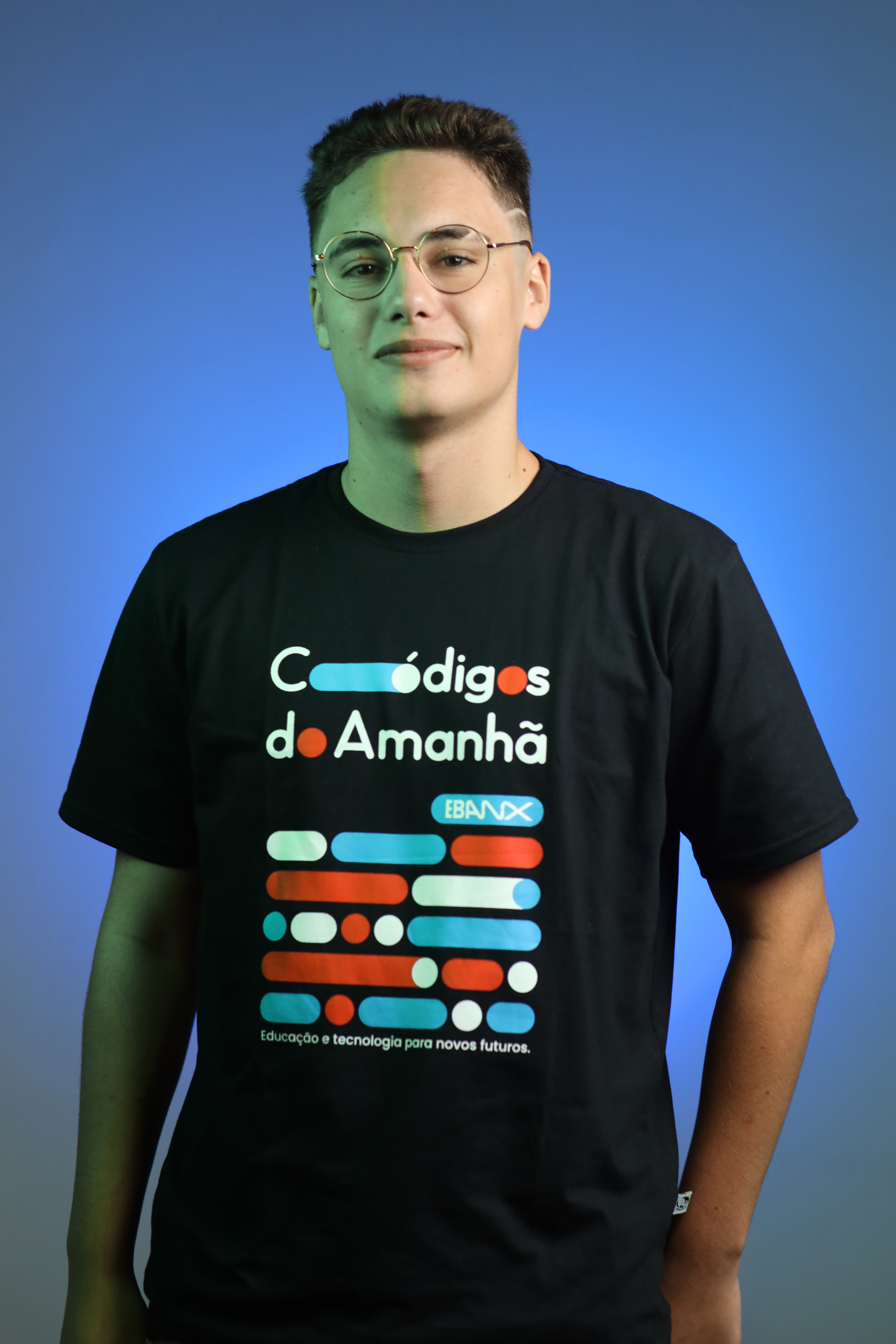 Uma fotografia do Victor em um fundo azul